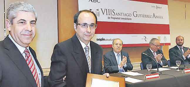 De izquierda a derecha, Damián Álvarez (Presidente de la Audiencia Provincial de Sevilla) entregando el premio a Leopoldo José Porfirio Carpio (galardonado), Daniel Loscertales (director de la revista jurídica Sepín), Álvaro Ybarra (director de ABC de Sevilla), y Francisco Pérez (presidente del Instituto de Estudios Cajasol)