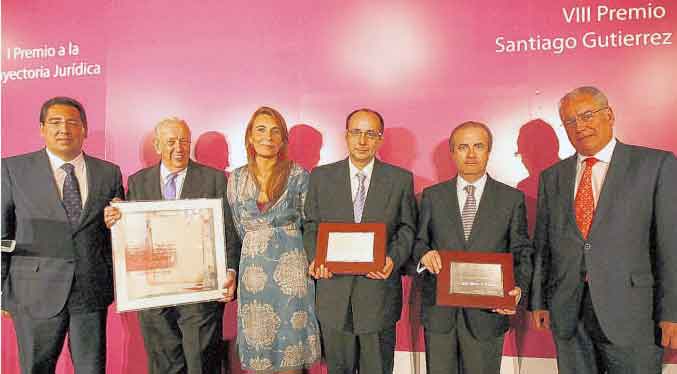 De izquierda a derecha, Antonio Pulido (Presidente de Cajasol), Antonio Olivencia (premiado por su trayectoria jurídica), Begoña Álvarez (Consejera de Justicia de la Junta de Andalucía), Leopoldo José Porfirio Carpio y Carlos Gómez de la Escalera (ganadores del Premio Santiago Gutiérrez Anaya), y Álvaro Ybarra (Director de ABC de Sevilla)